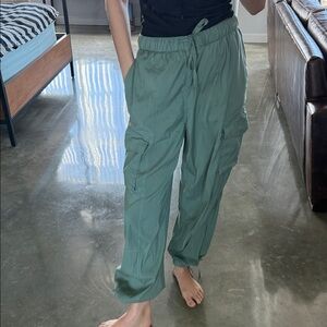 Lululemon Lightweight Adjustable Mid-Rise Cargo Pant